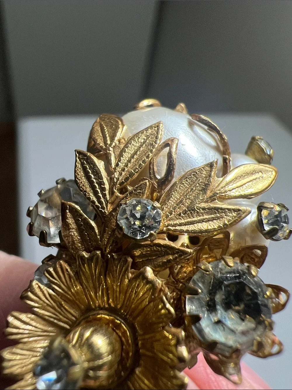 Elaborate Gold-Tone Pearl & Crystal Clip-On Earrings. Estate Vintage - Picture 9 of 14